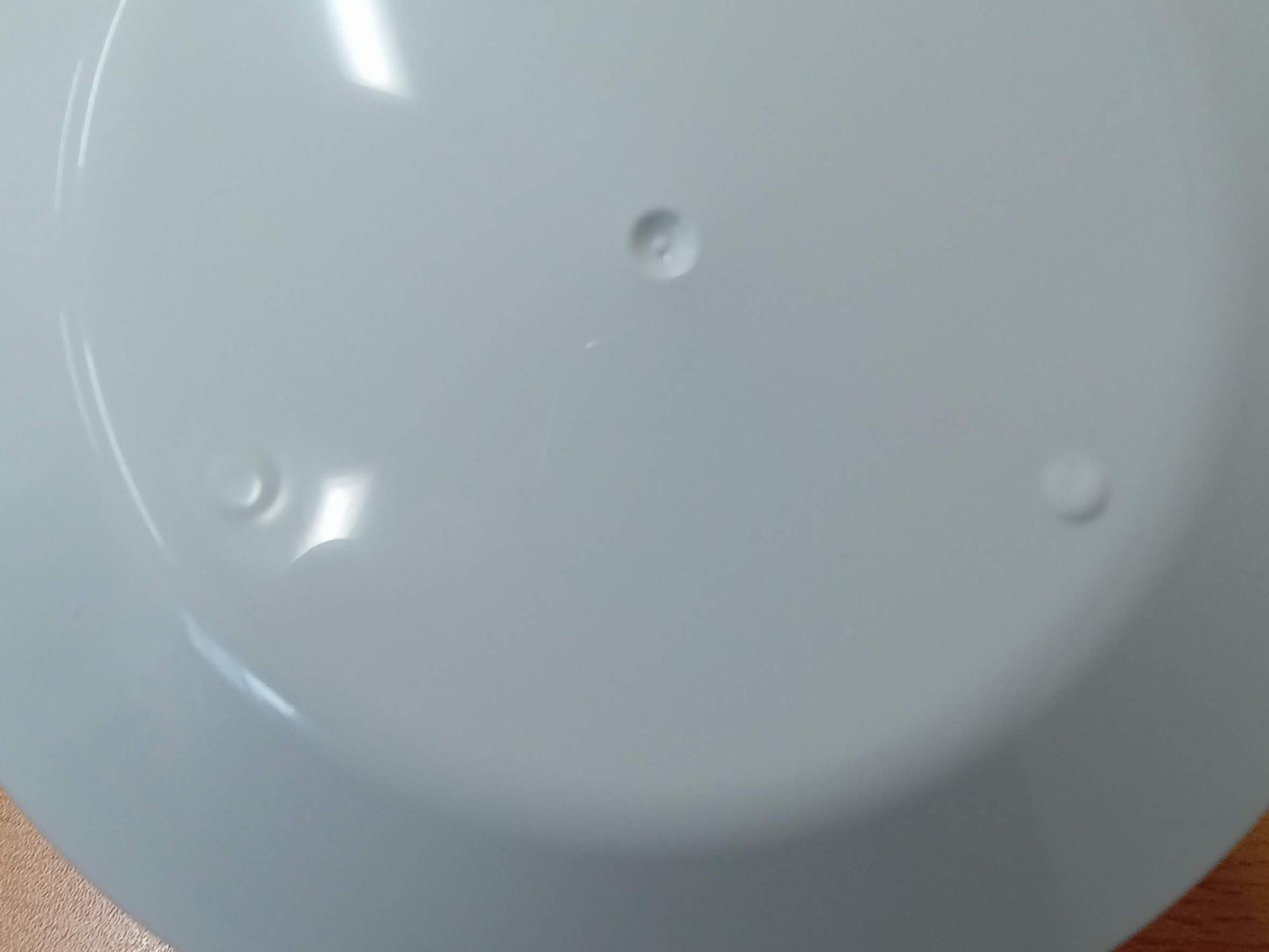 上部に膨らみがありますが、性能に影響はありません。